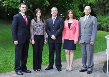 Cinco integrantes da ARH Serrana em foto de grupo num jardim