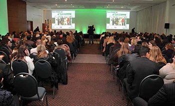 Auditório lotado, com os telões acesos, durante evento da ARH Serrana
