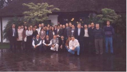 Grande grupo de associados reunidos ao ar livre